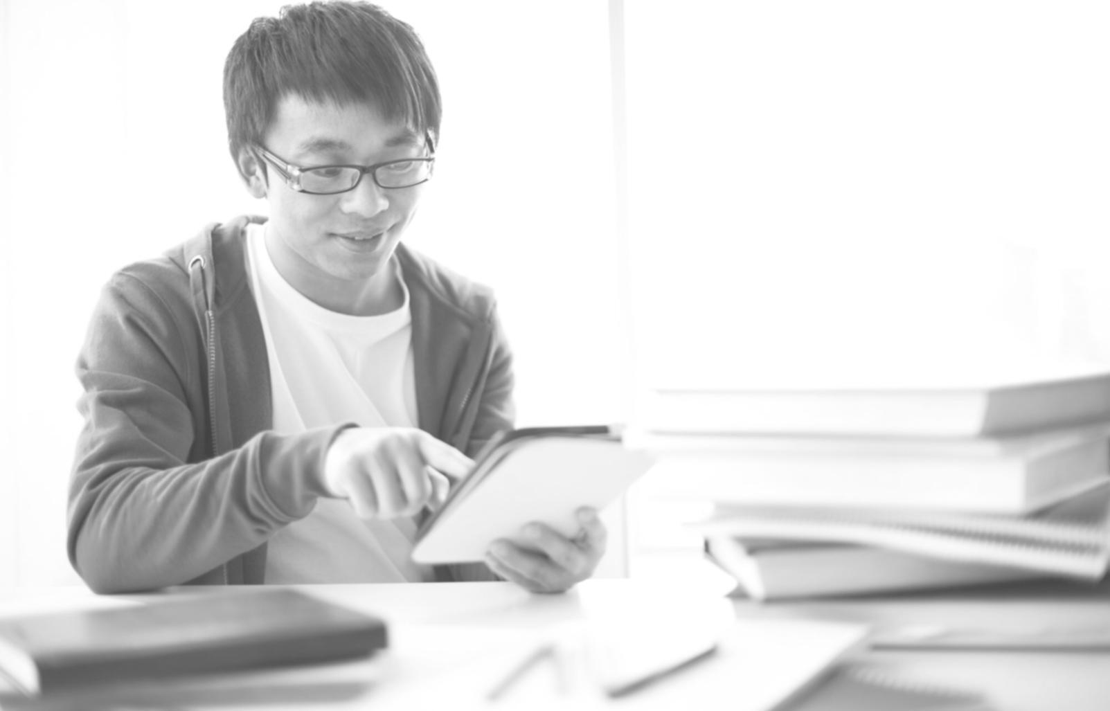 Profesionales trabajando con tecnología financiera avanzada